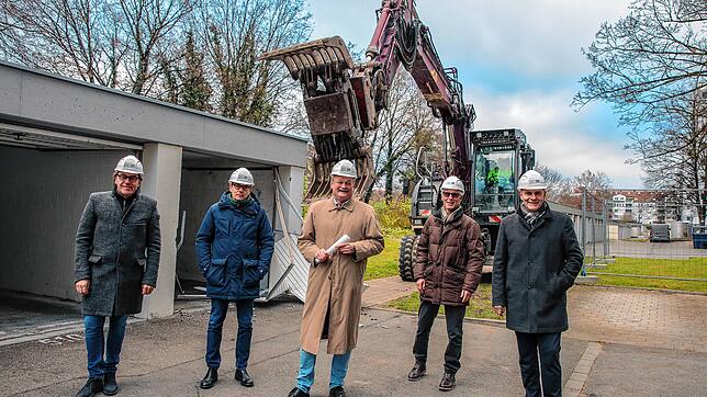 Baggerbiss beim Mietwohnungsprojekt Überlinger Höfe der Baugenossenschaft Hegau (von links): Statiker Thomas Relling, Jörg Müller ...