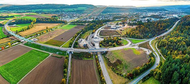 Die Ortsumfahrung führt auf einer 2,1 Kilometer langen Trasse um Oberlauchringen herum und soll den Ortsteil vom Verkehr entlasten. Die ...