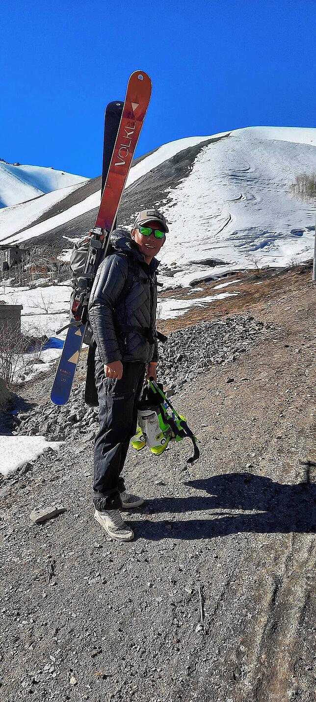 Sajjad Husaini schultert in seiner Heimat Bamyan seine Skier, um erst zu Fuß den Berg zu erklimmen und dann die Abfahrt zu genießen.