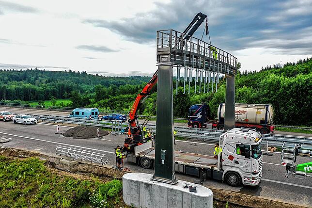 Das Fundament und das Gerüst für eine Schilderbrücke über die A98 bei Rheinfelden wird hier von der Hery GmbH erstellt.