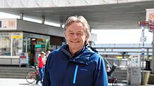 Siegfried Lehmann, Fraktionsvorsitzender der FGL, steht vor dem Bahnhof Radolfzell. Dass die Seetorquerung, die immer teurer geworden ...