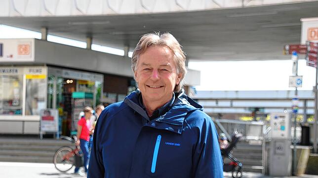 Siegfried Lehmann, Fraktionsvorsitzender der FGL, steht vor dem Bahnhof Radolfzell. Dass die Seetorquerung, die immer teurer geworden ...