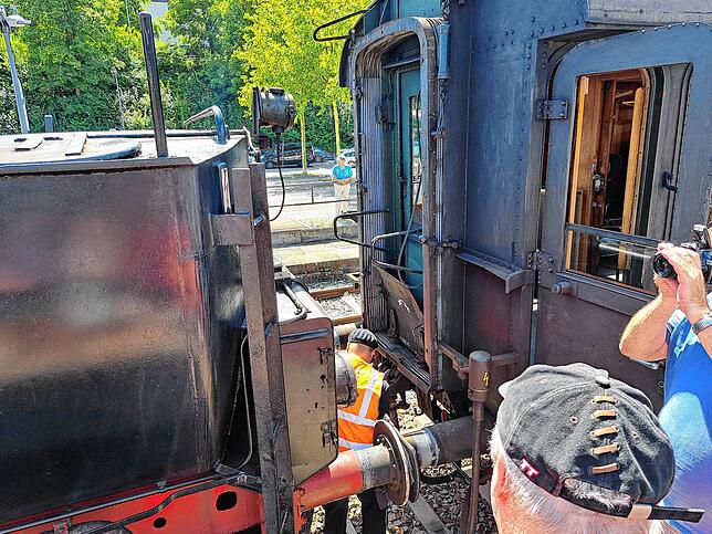 Die alte Dampflok wird in Rottweil angekoppelt.