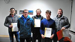 Der wiedergewählte Vorstand mit einigen Geehrten (v. l.): Torsten Rothe, der Vorsitzende Markus Buchner, Paul Reiniger, Bruno Liedek und ...