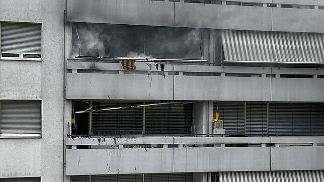 Mobiliar auf zwei Balkonen eines Mehrfamilienhauses im Schweizer Rheinfelden geriet in Brand, als ein Gasgrill Feuer fing.