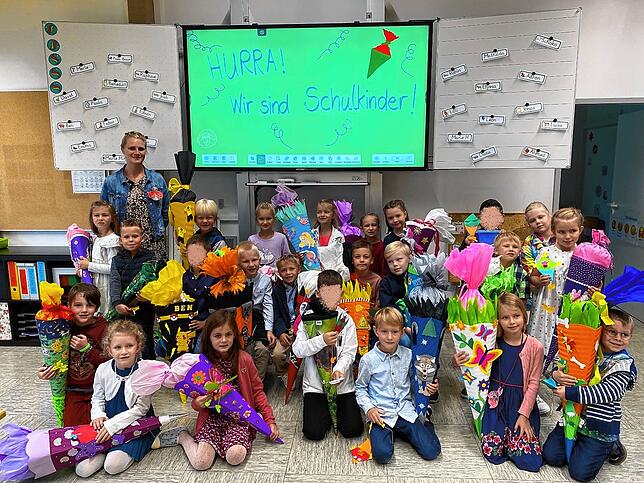 Klasse 1 der Grundschule Pfohren mit Klassenlehrerin Tamara Braun.