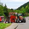 Rettungskräfte stehen nach einem Unfall in Kandern neben einem umgestürzten Maiwagen.