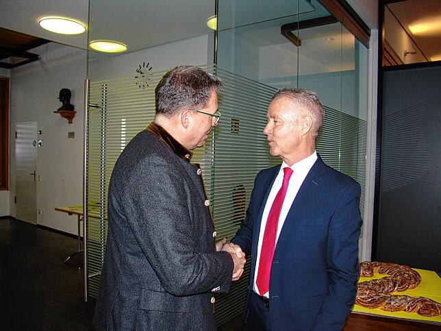 Bürgermeister Manfred Härle (rechts) begrüßt Dekan Peter Nicola beim Neujahrsempfang. Ab Januar 2026 wird Nicola in Bad Säckingen tätig ...