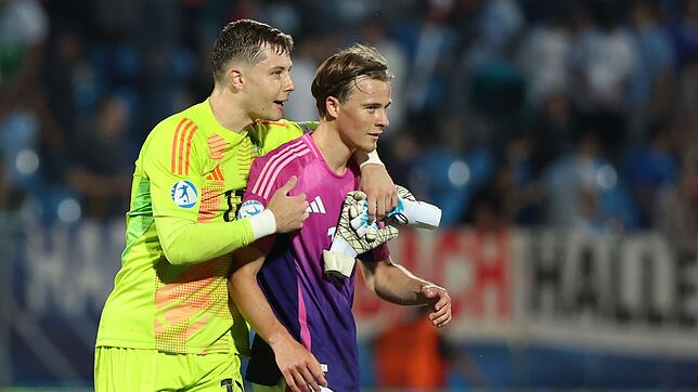 Der VfB Stuttgart soll sich mit Caspar Jander (r) beschäftigen, er gilt als einer von mehreren Kandidaten.