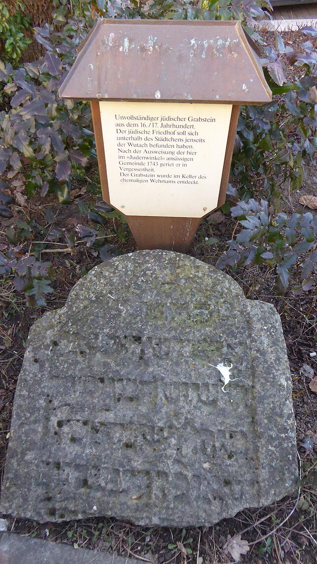Dieser Grabstein stammt vom ehemaligen Friedhof der Stühlinger Juden. Er wurde im Hause Dankers entdeckt und befindet sich seit Längerem ...