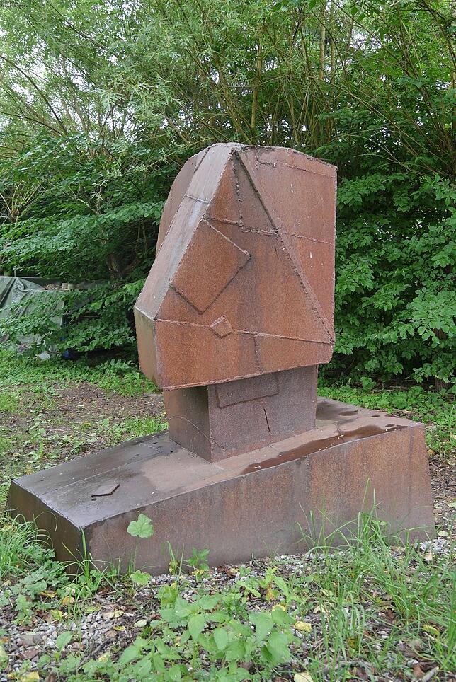 Der Bildhauer Harald Björnsgard wird mit seinen Objekten zum festen Stamm der Galerie gehören. Hier ein geometrischer Kopf aus Corten-Stahl.