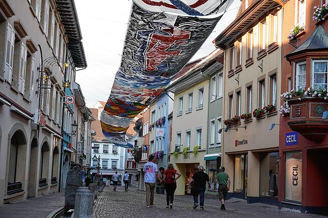 Kunst am Himmel zeigt sich in der Fußgängerzone von Tiengen, nachdem die Aktionsgemeinschaft wieder Arbeiten aus der Luftart-Aktion ...