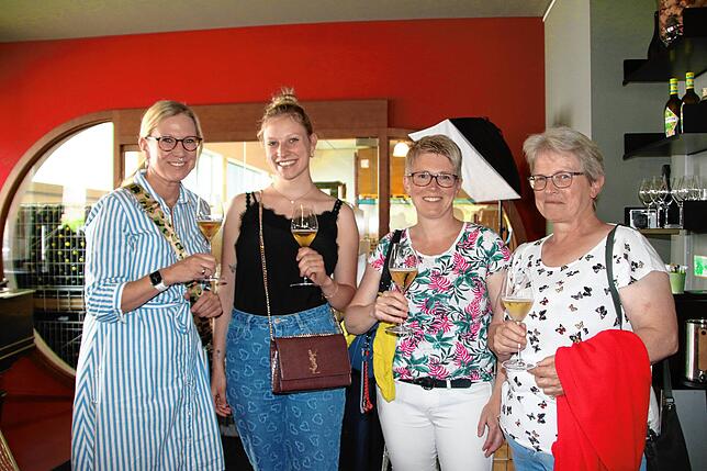 Prost: Sonja und Saphira Knapp, Veronika Ebner und Christine Erlemann stoßen dem dem Jahrgang 2019 an.