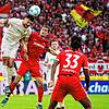 Augsburgs Maximilian Bauer (links) und Freiburgs Patrick Osterhage (Mitte) im Kopfballduell.