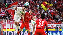 Augsburgs Maximilian Bauer (links) und Freiburgs Patrick Osterhage (Mitte) im Kopfballduell.