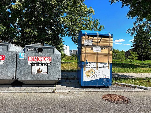 In der Röntgenstraße wurde ein Altkleidercontainer von Anwohnern abgeriegelt. Ein Karton mit Hinweisen wie „Container voll“ und ...