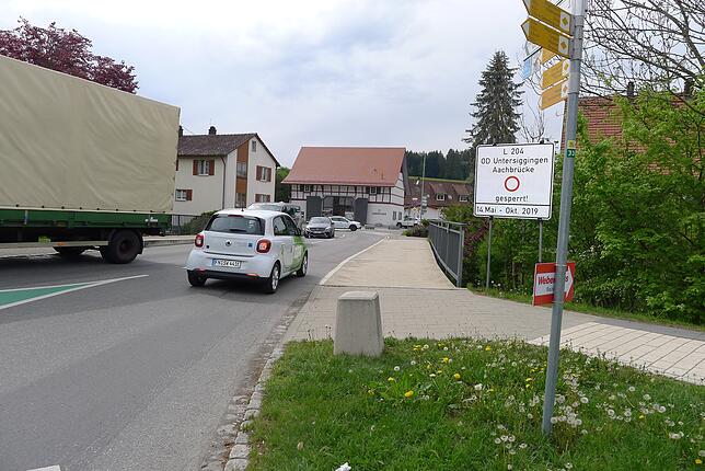 An verschiedenen Stellen, wie hier am Kreisverkehr in Wittenhofen, stehen bereits die Schilder, die auf die Totalsperrung der L 204 ...