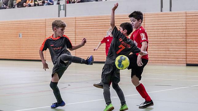 Kampf um den Ball: Der SV Jestetten (grau) im Duell mit der SpVgg Wutöschingen. Das Heimteam behielt mit 3:0 die Oberhand.
