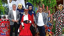 Bürgermeister Frank Amann, ein Wolkenschieber, Ortsführerin Sophie, der Hofnarr, Narrenpräsident Markus Leppert und die Burgeule (von ...