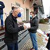 Hüfingens Bürgermeister Michael Kollmeier (von links) verteilt an Sascha Bumb und Mohammed Lufti Anamnese-Bögen zum ausfüllen.
