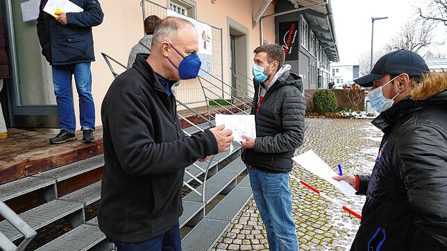 Hüfingens Bürgermeister Michael Kollmeier (von links) verteilt an Sascha Bumb und Mohammed Lufti Anamnese-Bögen zum ausfüllen.