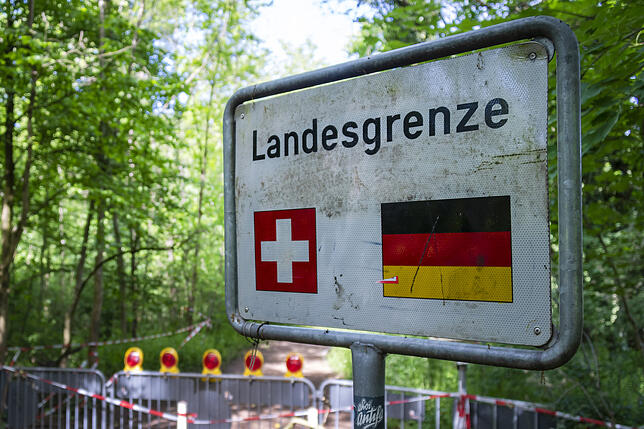 Eine Absperrung steht an der Landesgrenze zwischen der Schweiz und Deutschland.