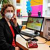 Anika Bauer ist Risikomanagerin im Schwarzwald-Baar-Klinikum. Dieses rote Telefon funktioniert auch noch bei Stromausfall.