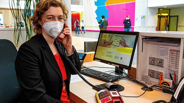 Anika Bauer ist Risikomanagerin im Schwarzwald-Baar-Klinikum. Dieses rote Telefon funktioniert auch noch bei Stromausfall.
