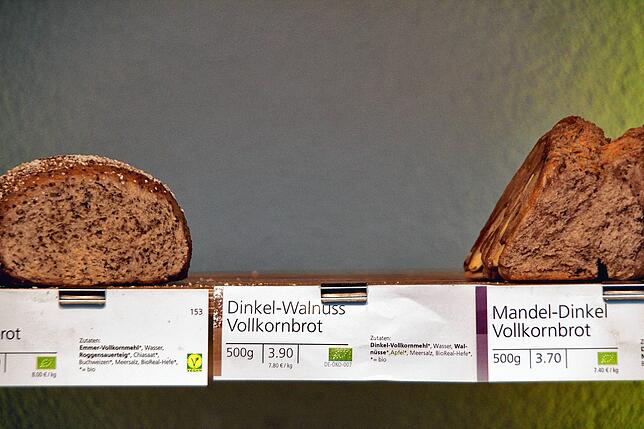 15.20 Uhr: Kundin Irmgard Hepting bestellt das letzte Dinkel-Walnuss-Volkornbrot. Das Regal wird an diesem Tag nicht mehr aufgefüllt. ...