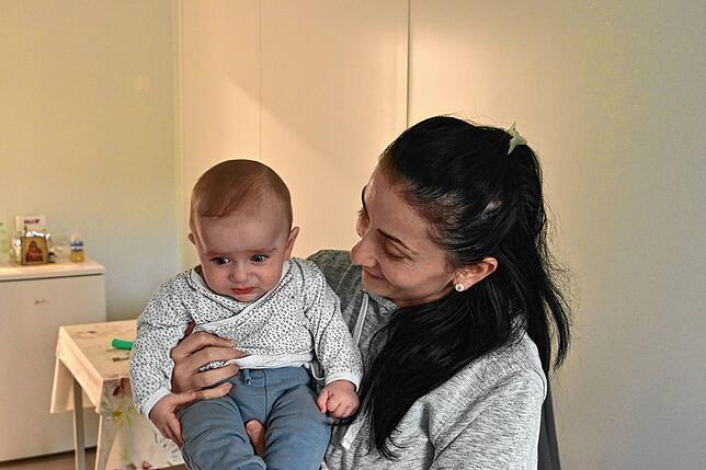Salome Bukir lebt im Asylheim in der Badstraße. Im Mai brachte sie Zwillinge zur Welt.