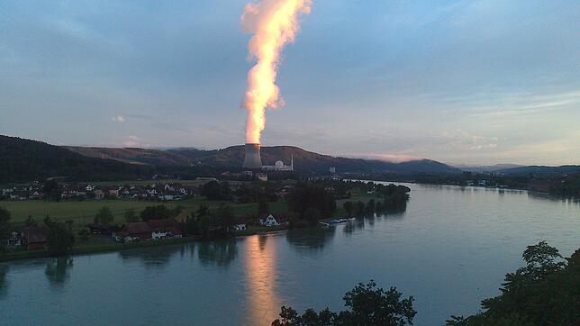 Die Dampffahne des Atomkraftwerks Leibstadt, hier im Abendrot, konnte nach der Jahresrevision 2019 nur für wenige Tage wieder in den ...