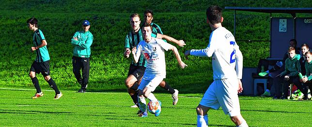 Bild 8: FC Zell übernimmt mit dem 2:1 beim FC Erzingen die Tabellenführung &ndash; und wir haben die Bilder!