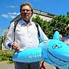 Winfried Kropp (links), Vorsitzender des Mietervereins Bodensee, erläutert bei der Miethai-Tour, wie Altmieter aus ihren Stadtvierteln ...