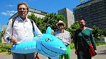 Winfried Kropp (links), Vorsitzender des Mietervereins Bodensee, erläutert bei der Miethai-Tour, wie Altmieter aus ihren Stadtvierteln ...