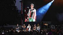 Die Fäaschtbänkler sorgten beim vierten und letzten Konzert der Salem Open Airs 2025 vor 5000 Fans für eine Riesenparty im Schlossgarten.