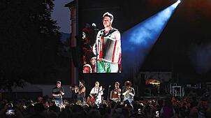 Die Fäaschtbänkler sorgten beim vierten und letzten Konzert der Salem Open Airs 2025 vor 5000 Fans für eine Riesenparty im Schlossgarten.