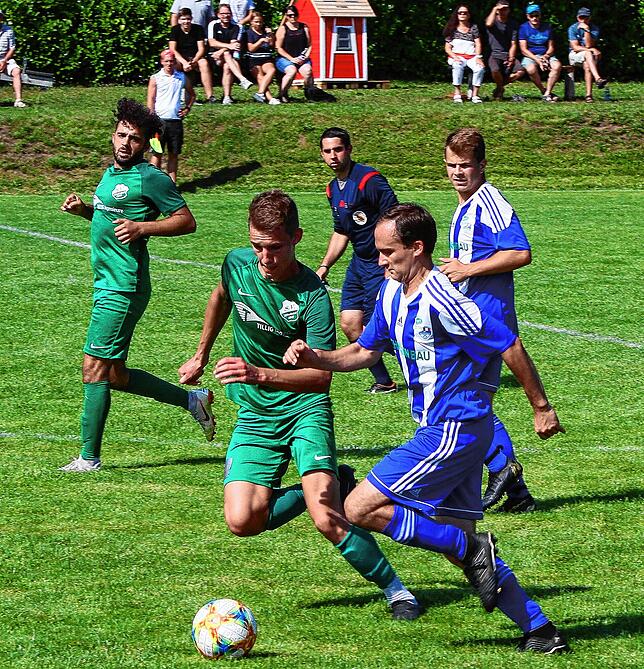 Bezirksliga-Premiere: SVK-Vorsitzender Florian Maier (vorn, im Pokalspiel beim SV Rheintal im August 2019 gegen Lukas Mihailowitsch) ...
