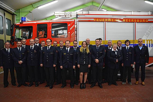 Die Mitglieder der Freiwilligen Feuerwehr, die entweder befördert oder neu gewählt wurden, sowie die Neuaufnahmen und die Kameraden die ...