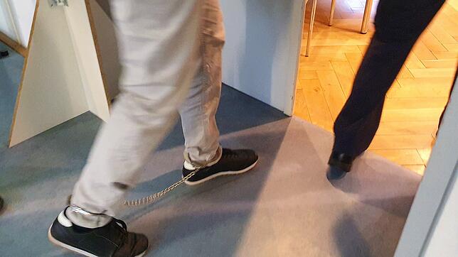 Mit Fußfesseln betrat der 31-jährige Überlinger das Amtsgericht in Konstanz. Er gestand, dass er eine Rockerbande dazu anstiftete, Geld ...