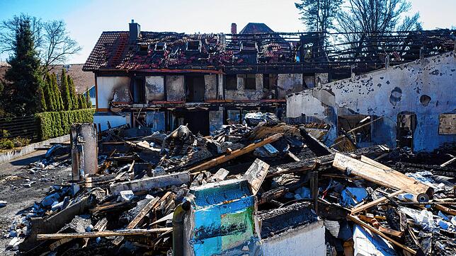 Bild : Die Brandruine bleibt noch stehen: Darum wird die Friedenskirche erst Ende des Jahres abgerissen