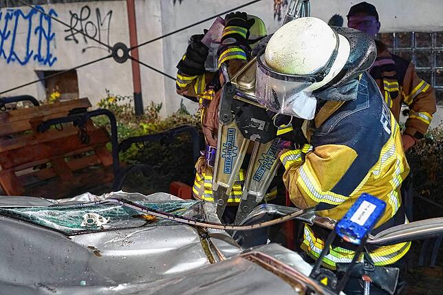 Bei Unfällen mit eingeklemmten Opfern kommen der hydraulische Spreizer und die Rettungsschere zum Einsatz. Für dem Umgang mit dem ...