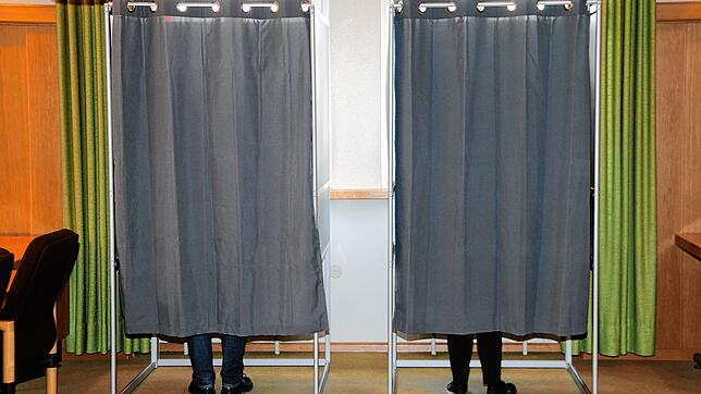 Die Wahl zwischen Fritz Link und Fatih Cicek stellt sich vielen Wählern am Sonntag. Hier ein Symbolbild aus dem Königsfelder Rathaus von ...