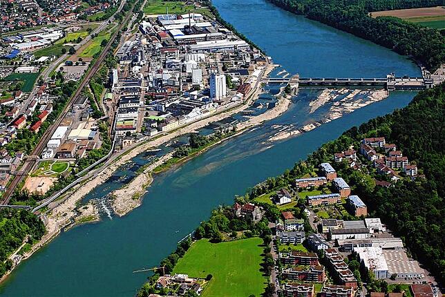 Das neue Wasserkraftwerk Rheinfelden: Es wurde nach zwölfjähriger Bauzeit vor über zehn Jahren in Betrieb genommen. Es verfügt über eine ...