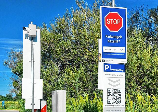 An der Ausfahrt wird and die fälligen Parkgebühren erinnert.