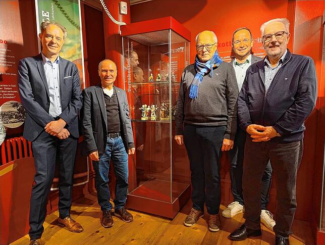 Freuen sich über die in neuem Glanz erstrahlenden Terrakotta-Figuren (von links): Erik Hörenberg (Fachbereichsleiter Kultur), Rüdiger ...