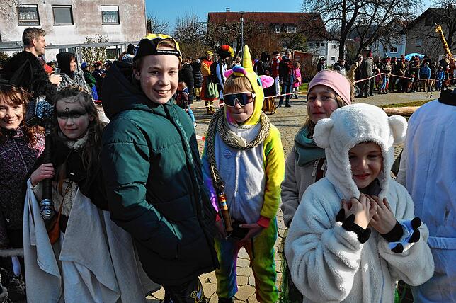 Bild 6: Narrenbaum in Leimbach – Umzug mit Tradition und Rast