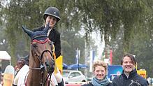 Die glückliche Gewinnerin des Großen Preises Lisa Nooren und das Erbprinzenpaar Jeannette und Christian zu Fürstenberg bei der Siegerehrung.