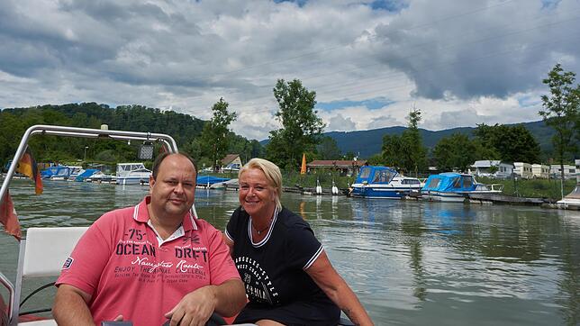 Die Vereinsmitglieder Markus und Marion Dörflinger genießen mit ihrem Boot die Natur auf dem Rhein und schätzen die Geselligkeit im Verein.