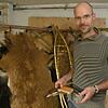 Markus Klek in seiner Schramberger Gerberwerkstatt. Bild: Martin Himmelheber