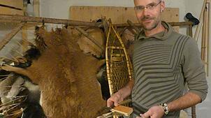 Markus Klek in seiner Schramberger Gerberwerkstatt. Bild: Martin Himmelheber